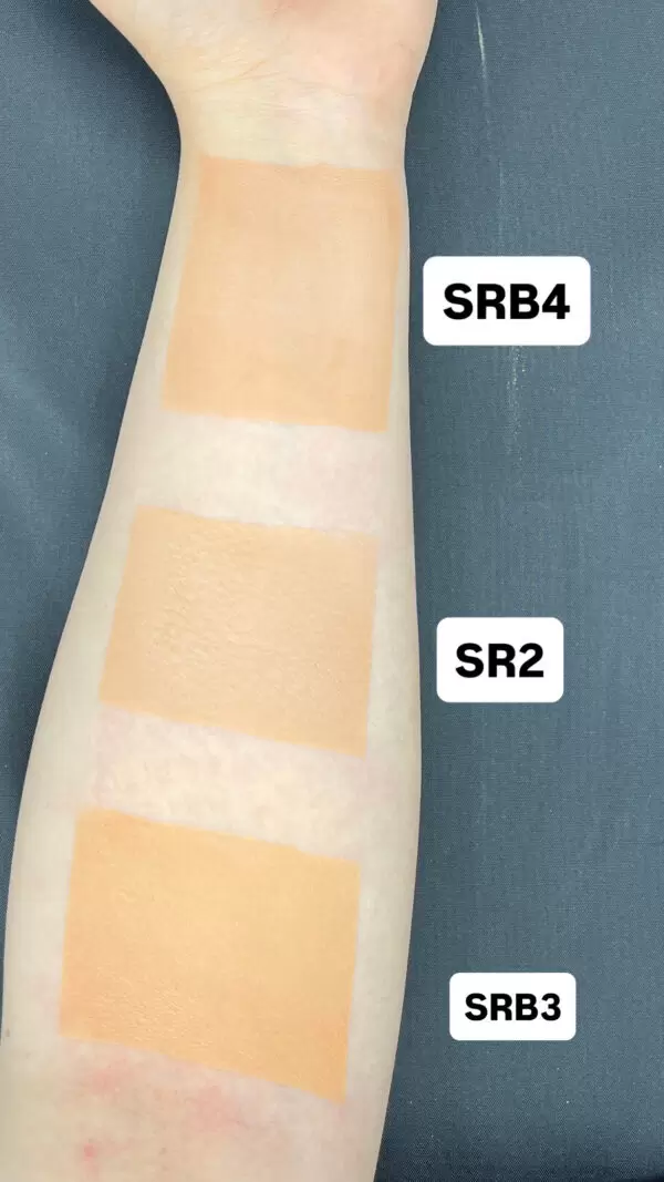 مقایسه‌ی سواچ رنگ شیدهای SRB4، SR2 و SRB3 پنکیک ابریشمی دوکاره جوکر سوشیا روی دست
